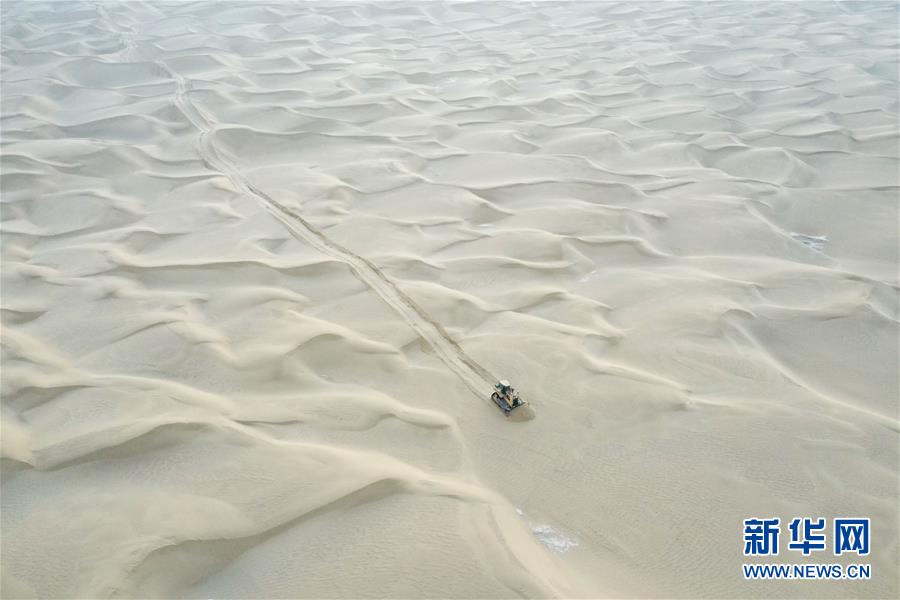 （新春走基層·圖文互動）（2）特寫：與車為伴，獨行沙海