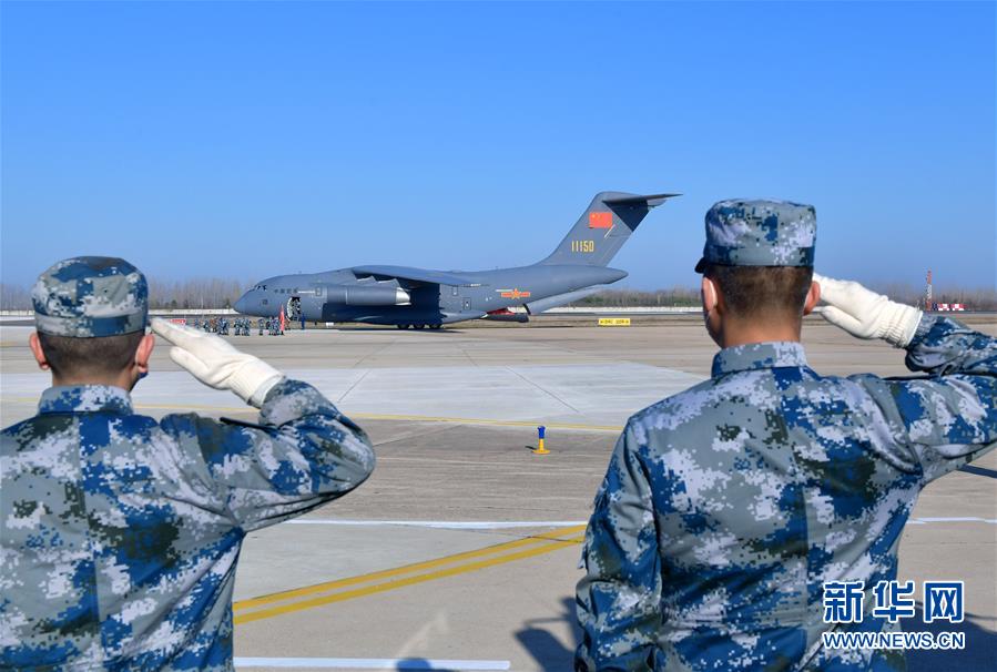 （聚焦疫情防控·圖文互動）（12）空軍第四次向武漢大規(guī)?？者\醫(yī)療隊員和物資