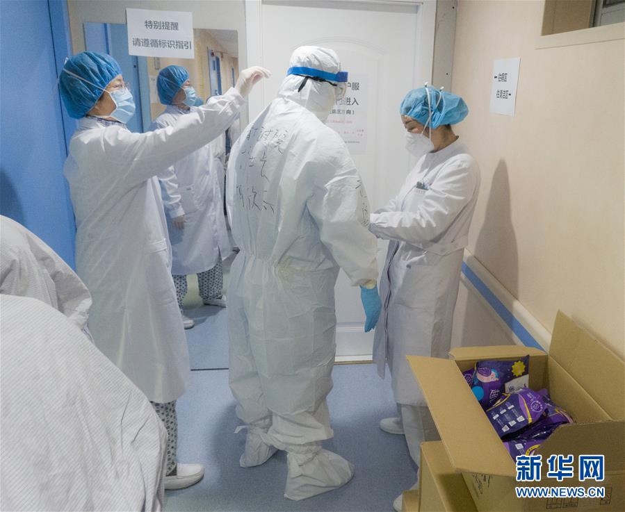 （新華全媒頭條·圖文互動）（4）“與國家同舟，與人民共濟(jì)”——新冠肺炎重癥救治同濟(jì)醫(yī)院戰(zhàn)“疫”直擊