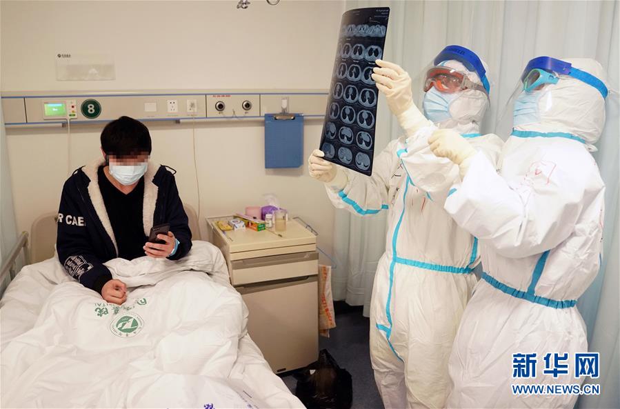（新華全媒頭條·圖文互動）（7）“與國家同舟，與人民共濟(jì)”——新冠肺炎重癥救治同濟(jì)醫(yī)院戰(zhàn)“疫”直擊