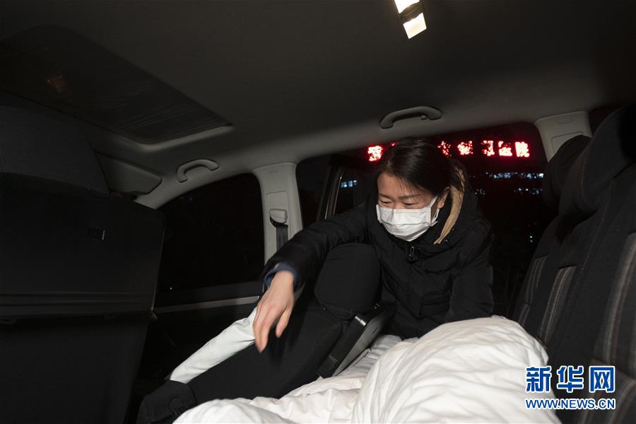 （一線抗疫群英譜·圖文互動）（2）特寫：為節(jié)省10分鐘，這對醫(yī)護夫妻“以車為家”