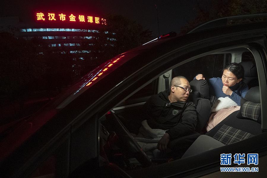 （一線抗疫群英譜·圖文互動）（3）特寫：為節(jié)省10分鐘，這對醫(yī)護夫妻“以車為家”