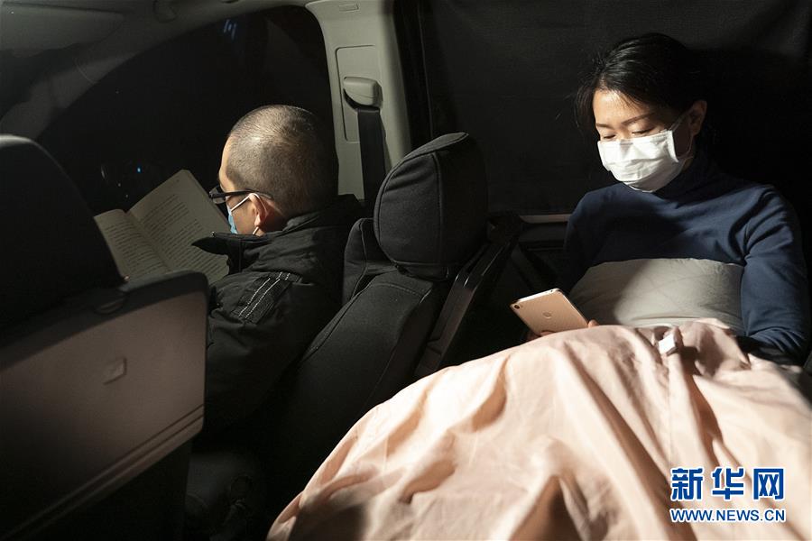（一線抗疫群英譜·圖文互動）（5）特寫：為節(jié)省10分鐘，這對醫(yī)護夫妻“以車為家”