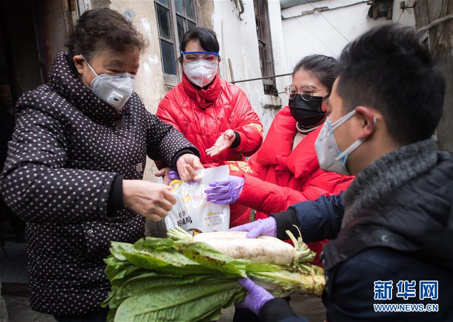 （新華全媒頭條·圖文互動）（10）守望相助，堅忍不拔——致敬武漢戰(zhàn)“疫”中千千萬萬個平凡英雄