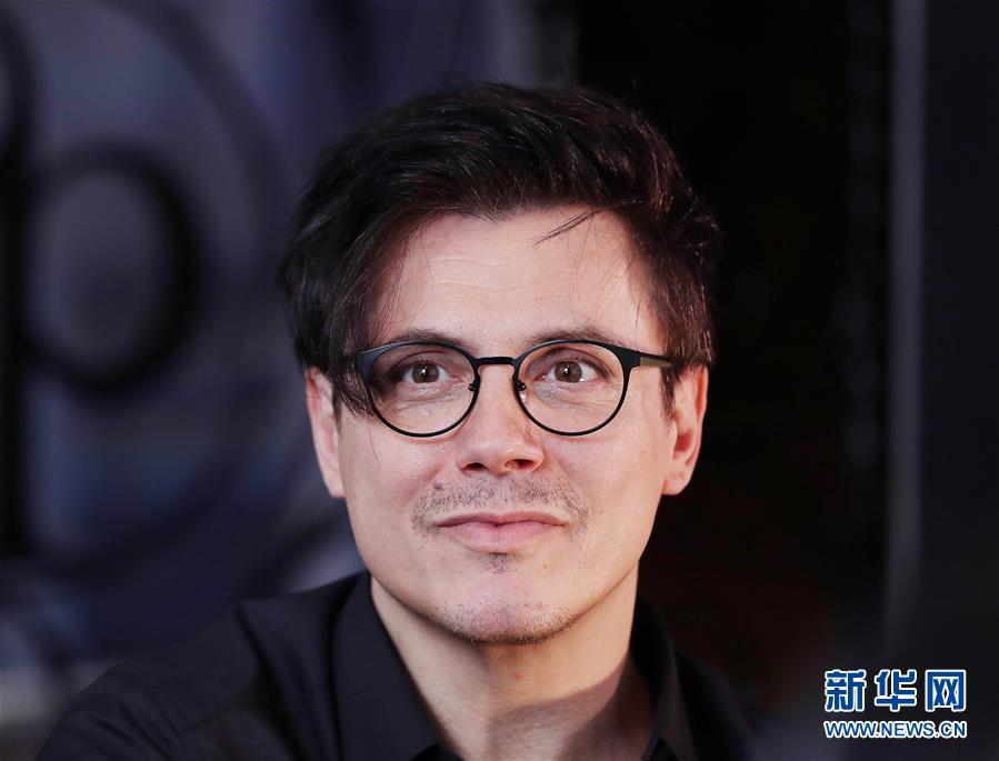 （國際·圖文互動）（6）通訊：手牽手，我們共同驅(qū)散陰霾——法國音樂人創(chuàng)作抗疫歌曲背后的故事