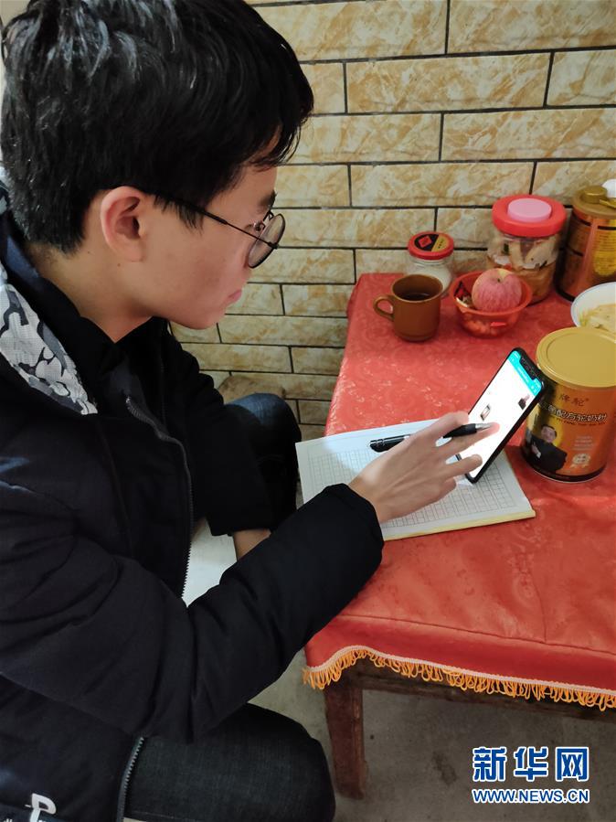 （新華網(wǎng)·圖文互動）（1）為“逆行者”后方護航，這些大學(xué)生的假期不一般