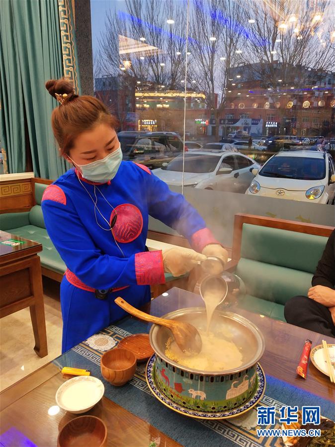 （圖文互動）（2）特寫：限人數(shù)、分餐吃、用公筷——偏遠小城“吃飯”見聞