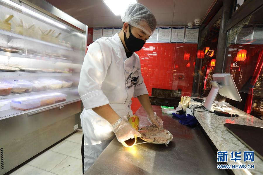 （圖文互動）（4）特寫：限人數(shù)、分餐吃、用公筷——偏遠小城“吃飯”見聞