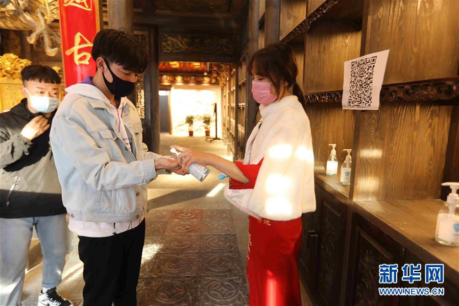 （圖文互動）（5）特寫：限人數(shù)、分餐吃、用公筷——偏遠小城“吃飯”見聞