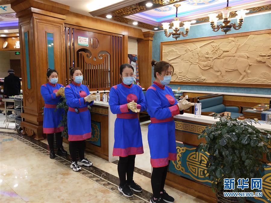 （圖文互動）（6）特寫：限人數(shù)、分餐吃、用公筷——偏遠小城“吃飯”見聞