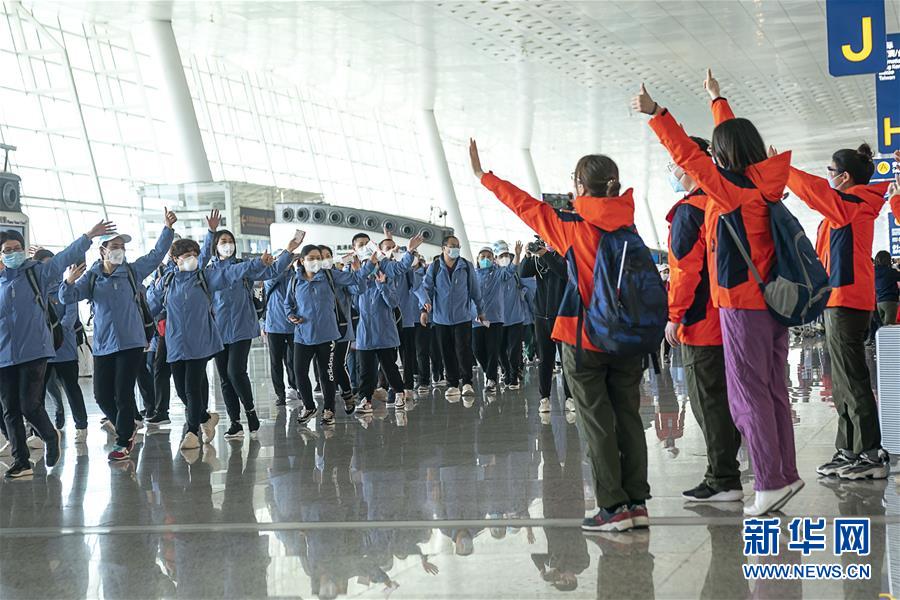 （新華全媒頭條·圖文互動(dòng)）（2）最美逆行者，武漢永遠(yuǎn)記得你！——首批援鄂醫(yī)療隊(duì)返程紀(jì)實(shí)