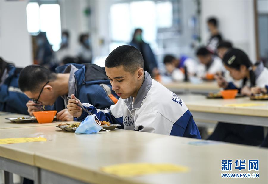 （圖文互動）（6）“早”安同學，“早”安老師！——新疆初高中畢業(yè)班復課一周回訪見聞