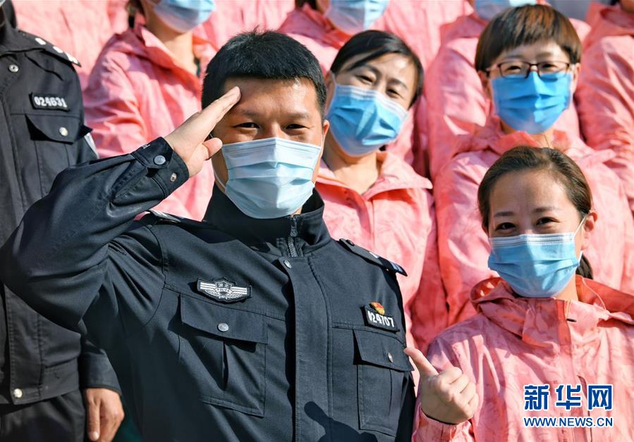 （習(xí)近平致敬的戰(zhàn)“疫”英雄·公安干警篇·圖文互動(dòng)）（1）他們，抗疫一線鑄警魂