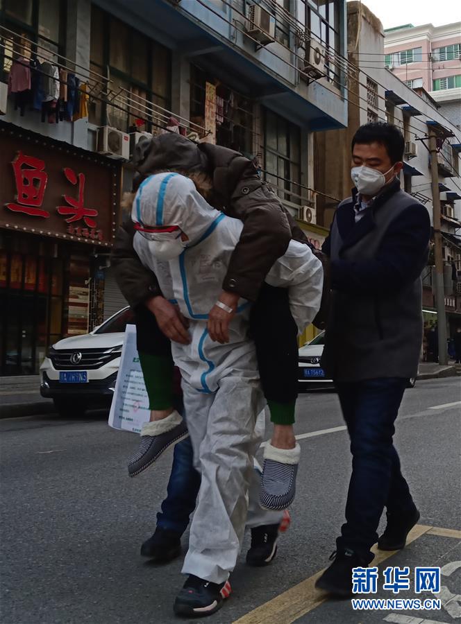 （習(xí)近平致敬的戰(zhàn)“疫”英雄·公安干警篇·圖文互動(dòng)）（4）他們，抗疫一線鑄警魂
