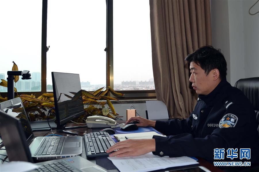 （習(xí)近平致敬的戰(zhàn)“疫”英雄·公安干警篇·圖文互動(dòng)）（8）他們，抗疫一線鑄警魂