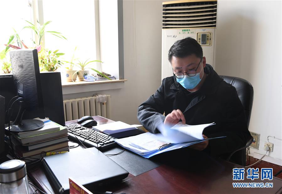 （一線抗疫群英譜·圖文互動）（2）“再年輕，也要學(xué)做頂梁柱”——記“95后”干警李文超