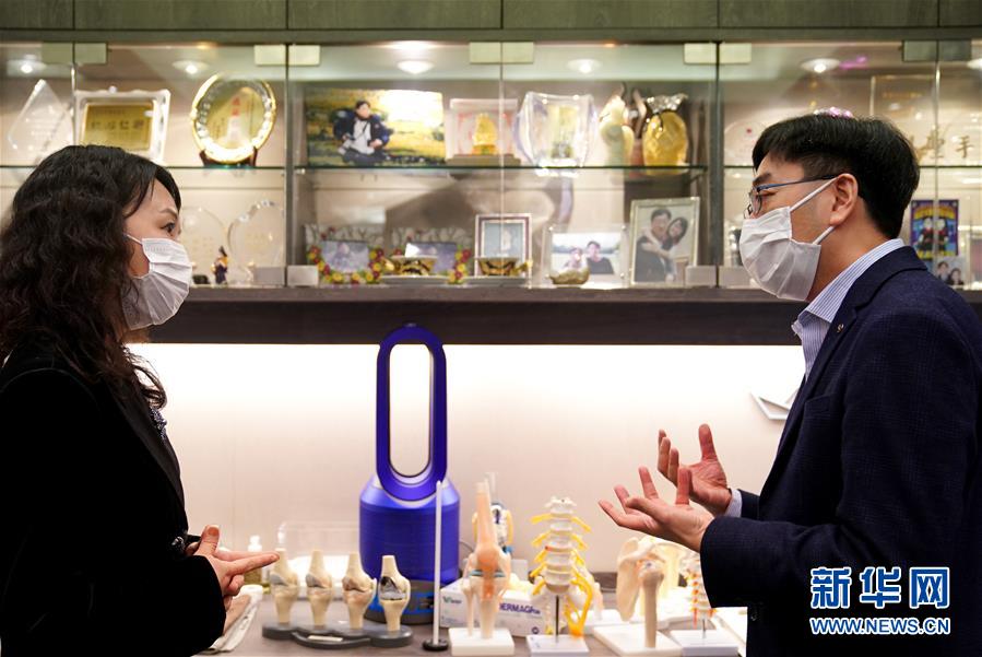 （香港故事·圖文互動）（2）從“非典”到新冠，一位香港醫(yī)生親歷的兩次抗疫
