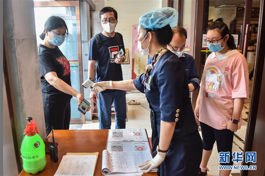 （圖文互動）（1）北京節(jié)日市場復工忙、人氣旺
