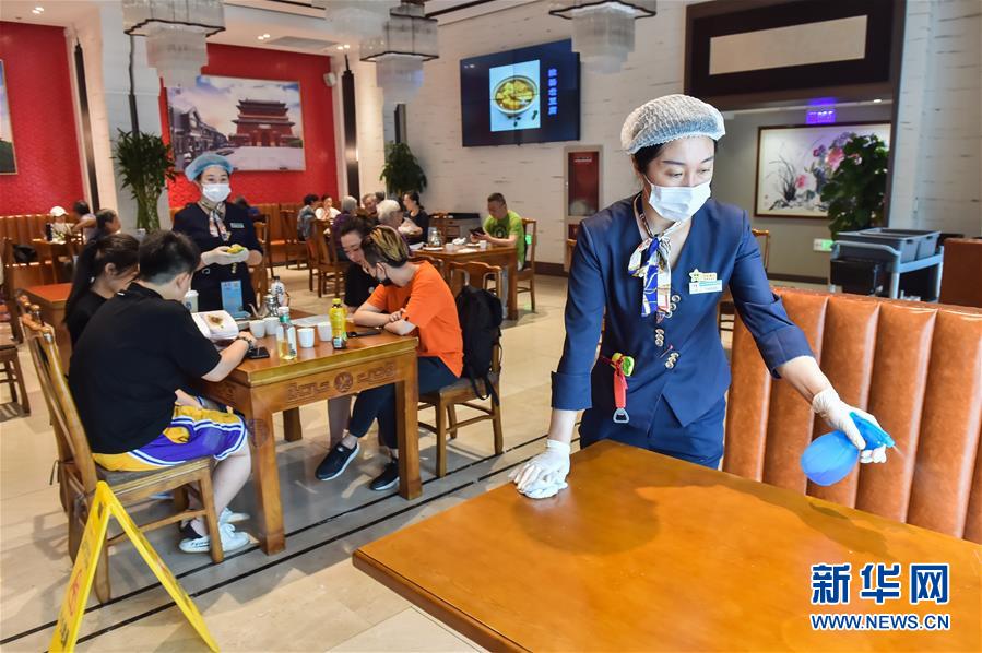 （圖文互動）（2）北京節(jié)日市場復工忙、人氣旺