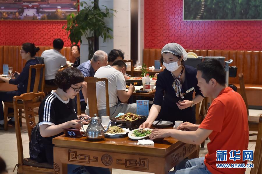 （圖文互動）（3）北京節(jié)日市場復工忙、人氣旺