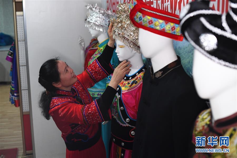 （兩會人物·圖文互動）（5）帶娃、賺錢兩不誤——一位農(nóng)民工代表眼中的脫貧新工作