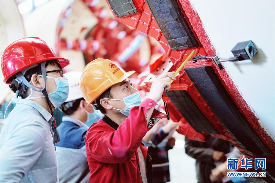 （在習(xí)近平新時(shí)代中國(guó)特色社會(huì)主義思想指引下——新時(shí)代新作為新篇章·習(xí)近平總書記關(guān)切事·圖文互動(dòng)）（1）最有力的支撐，最堅(jiān)決的攀登——記錄奮戰(zhàn)在復(fù)工復(fù)產(chǎn)一線的科技工作者