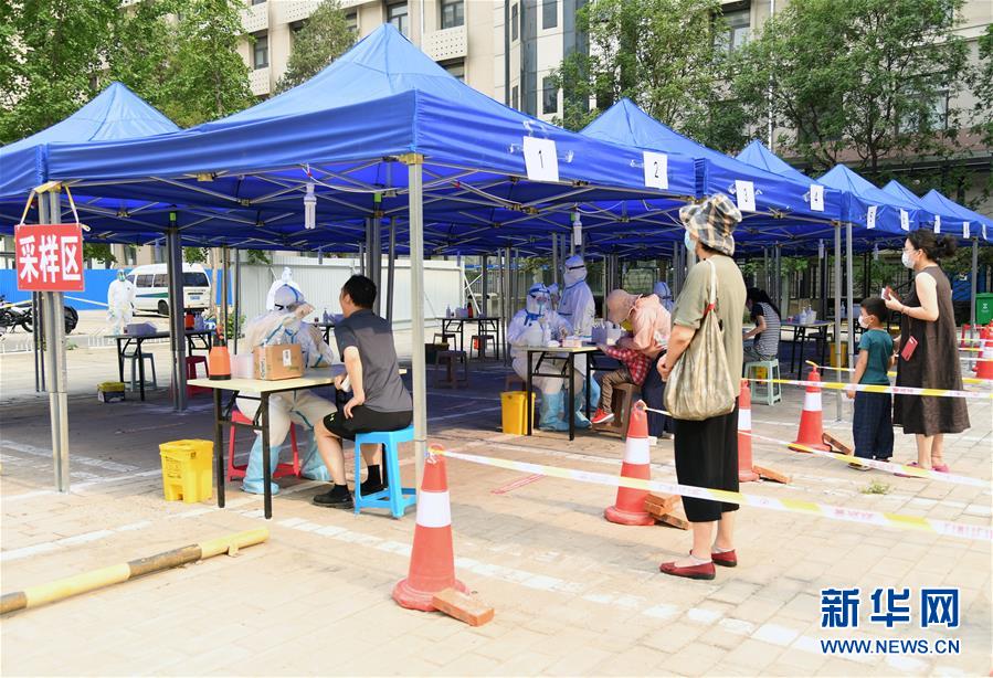 （新華全媒頭條·圖文互動）（4）構(gòu)筑守護城市、守護生命的堅強防線——北京開展大規(guī)模核酸檢測