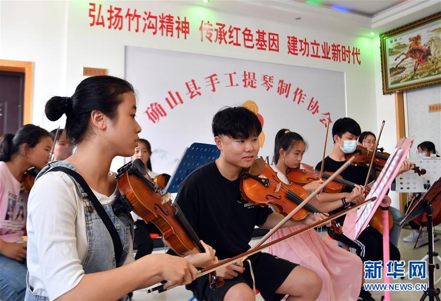 （走向我們的小康生活·圖文互動）（8）放下鋤頭，卻撥動命運的琴弦
