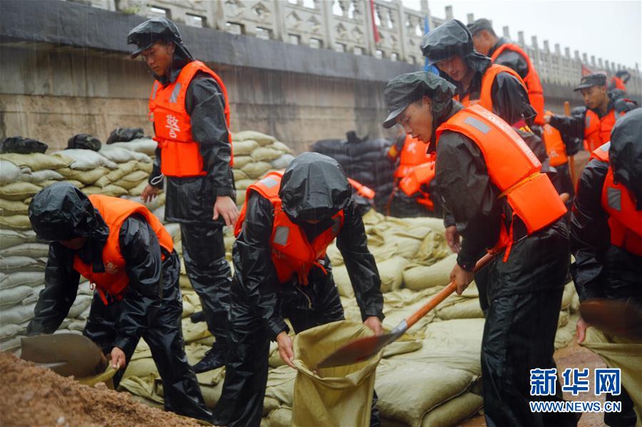 （防汛抗洪·圖文互動）（1）洪水不退，子弟兵誓死不退——解放軍和武警部隊官兵參與洪澇災害搶險救援記事