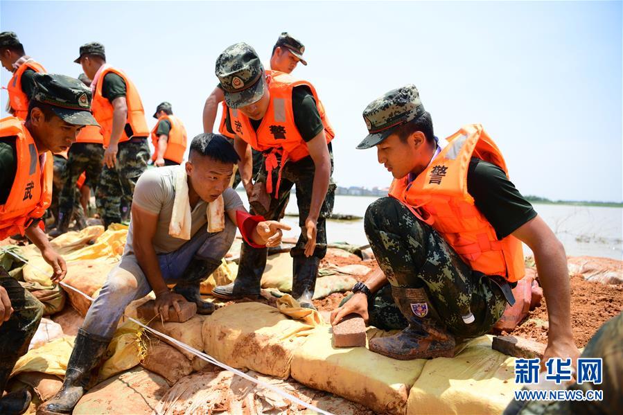 （防汛抗洪·圖文互動）（2）洪水不退，子弟兵誓死不退——解放軍和武警部隊官兵參與洪澇災害搶險救援記事