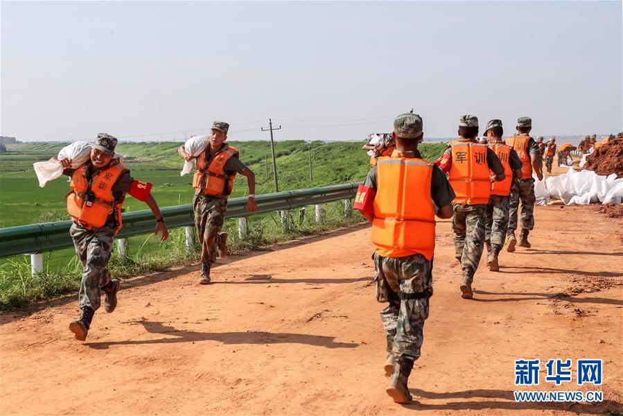 （防汛抗洪·圖文互動）（5）洪水不退，子弟兵誓死不退——解放軍和武警部隊官兵參與洪澇災害搶險救援記事