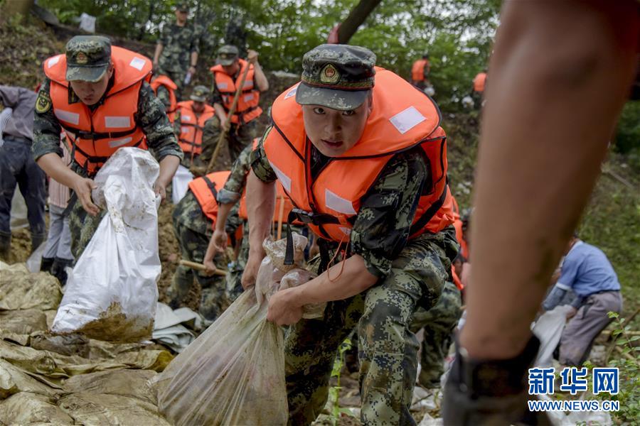 （防汛抗洪·圖文互動）（6）洪水不退，子弟兵誓死不退——解放軍和武警部隊官兵參與洪澇災害搶險救援記事