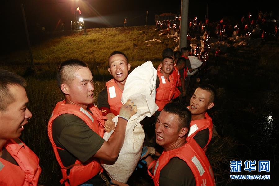 （防汛抗洪·圖文互動）（8）洪水不退，子弟兵誓死不退——解放軍和武警部隊官兵參與洪澇災害搶險救援記事