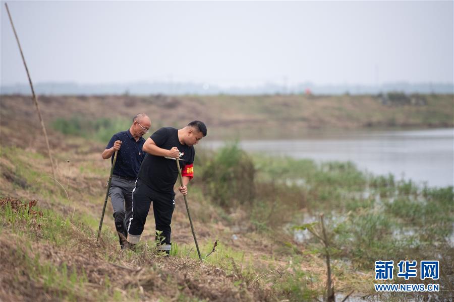 （防汛抗洪·圖文互動(dòng)）（1）在大堤上成長(zhǎng)，為人民守護(hù)——洪水中的青年“生力軍”