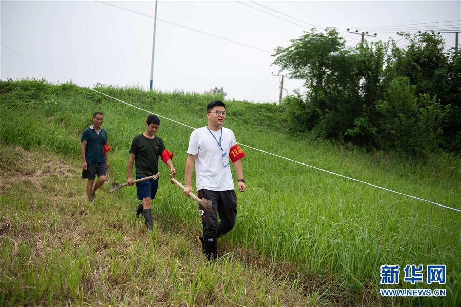 （防汛抗洪·圖文互動(dòng)）（3）在大堤上成長(zhǎng)，為人民守護(hù)——洪水中的青年“生力軍”