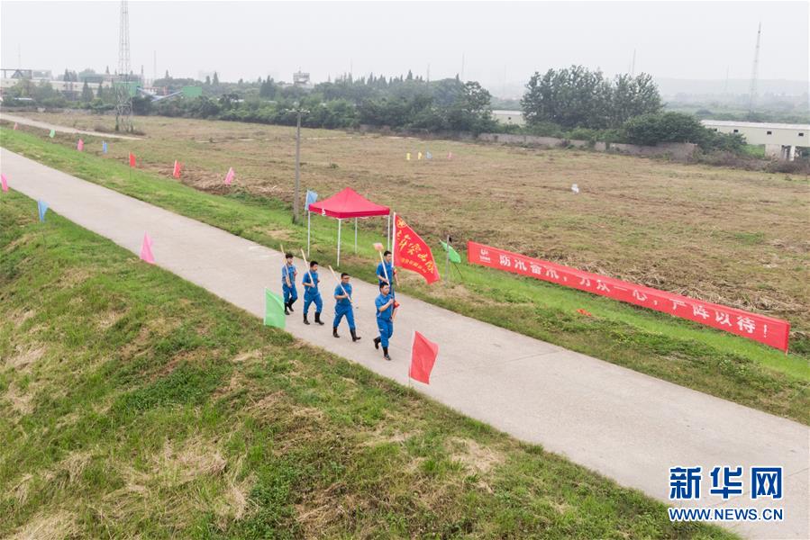 （防汛抗洪·圖文互動(dòng)）（7）在大堤上成長(zhǎng)，為人民守護(hù)——洪水中的青年“生力軍”