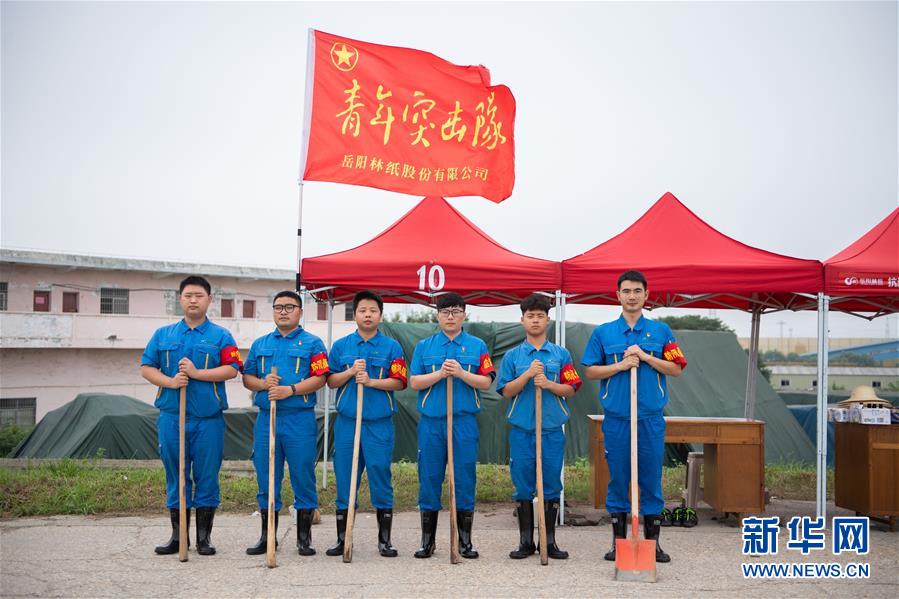 （防汛抗洪·圖文互動(dòng)）（8）在大堤上成長(zhǎng)，為人民守護(hù)——洪水中的青年“生力軍”
