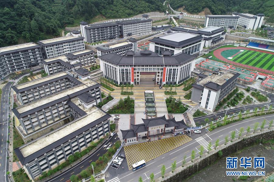（新華視點·圖文互動）（1）學(xué)校建漂亮點本無錯，為何這所“豪華中學(xué)”讓人困惑？