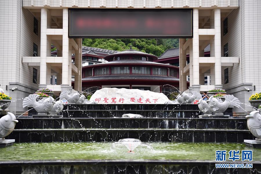 （新華視點·圖文互動）（3）學(xué)校建漂亮點本無錯，為何這所“豪華中學(xué)”讓人困惑？