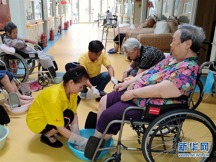 （走向我們的小康生活·圖文互動）（3）北京“老有所養(yǎng)”的床邊、身邊、周邊事