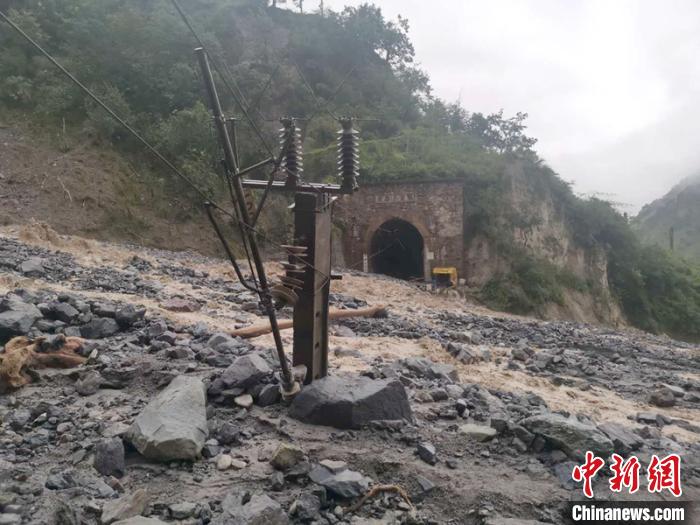 因泥石流受損的成昆鐵路區(qū)間?！ソ?攝