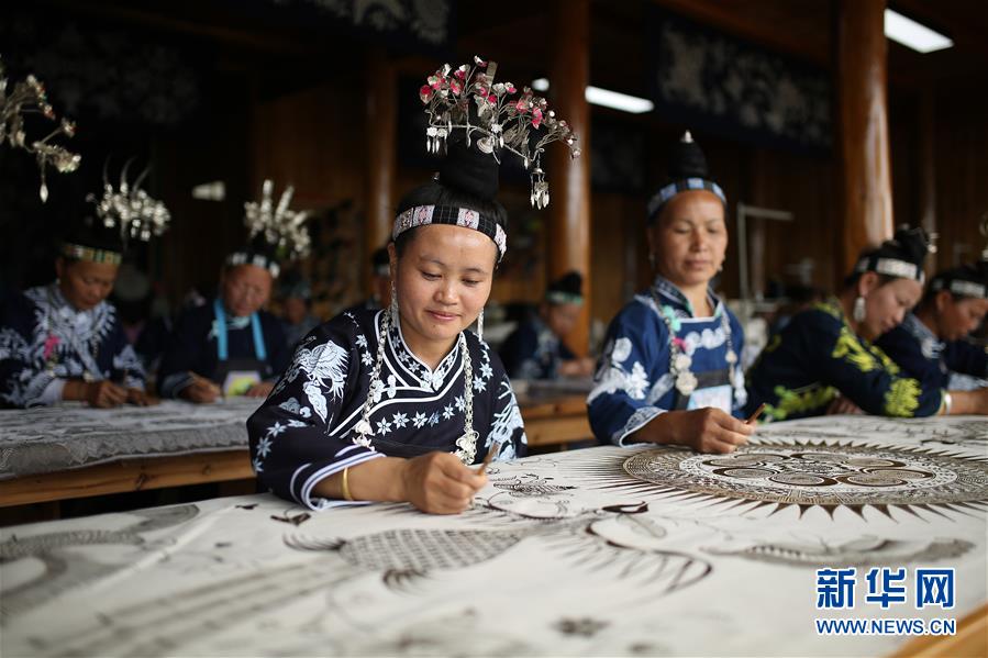 #（決戰(zhàn)決勝脫貧攻堅(jiān)·圖文互動）（4）一個小鎮(zhèn)“撬動”整縣脫貧——社會扶貧的貴州丹寨樣板
