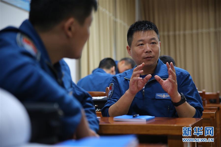 （在習(xí)近平強(qiáng)軍思想指引下·我們?cè)趹?zhàn)位報(bào)告·圖文互動(dòng)）（4）偵天探海 狩獵?？?mdash;—南部戰(zhàn)區(qū)海軍航空兵某師加速轉(zhuǎn)型提升新質(zhì)戰(zhàn)斗力記事