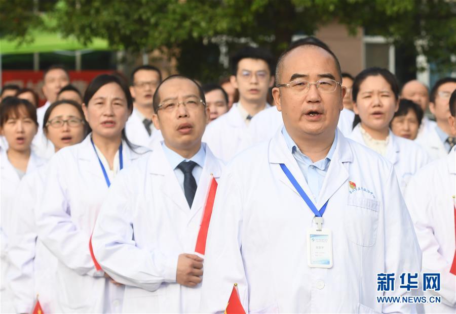 （抗疫先進(jìn)事跡·圖文互動(dòng)）（2）張定宇：疫情“暴風(fēng)眼”里，“漸凍”之軀與時(shí)間賽跑