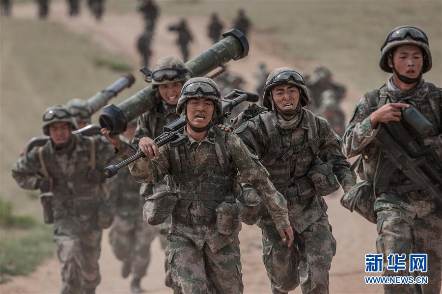 （新華全媒頭條·圖文互動(dòng)）（13）沿著中國特色強(qiáng)軍之路闊步前進(jìn)——黨中央、中央軍委領(lǐng)導(dǎo)推進(jìn)國防和軍隊(duì)建設(shè)70年紀(jì)實(shí)