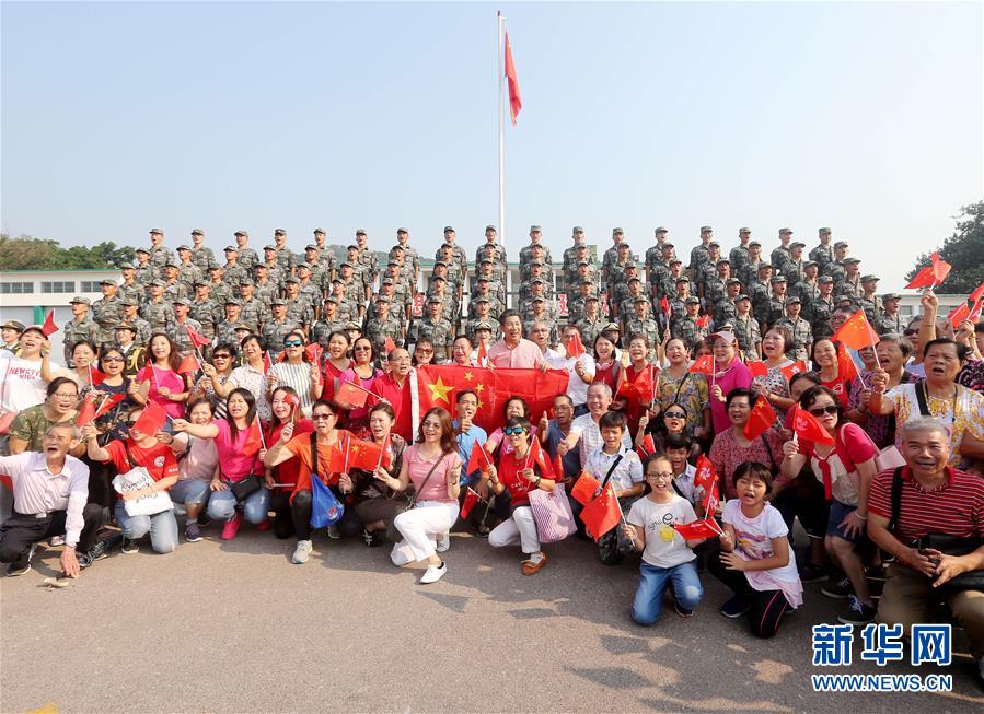 （圖文互動）（4）“我和我的祖國，一刻也不能分割”——解放軍駐香港部隊與市民共同慶祝國慶70周年見聞