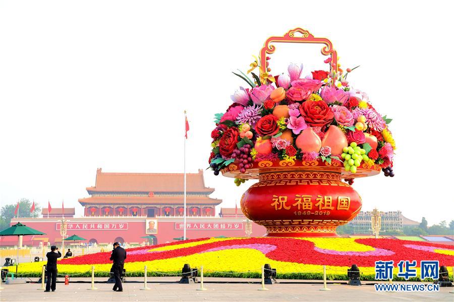 （圖文互動(dòng)）（2）7小時(shí)組裝！18米高巨型“花果籃”亮相天安門(mén)廣場(chǎng)