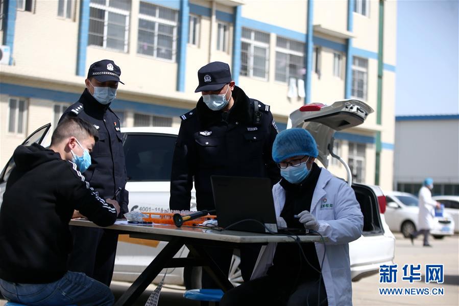 （習近平致敬的戰(zhàn)“疫”英雄·公安干警篇·圖文互動）（3）他們，抗疫一線鑄警魂