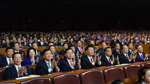 習(xí)近平等觀看紀念紅軍長征勝利80周年文藝晚會