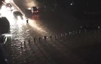 暴雨中的“最美人墻”找到了！